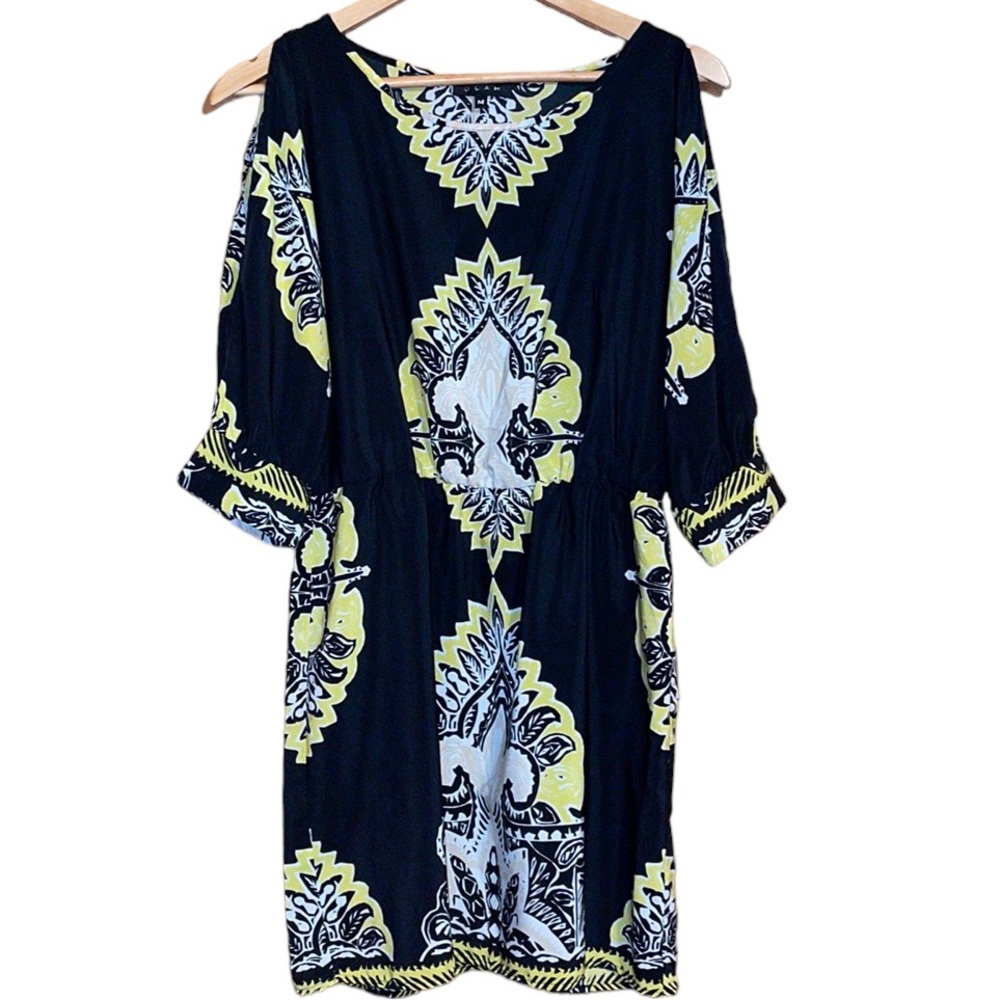 •GLAM•BLACK/WHITE/YELLOW PAISLEY COLD SHOULDER SCOOP NECKLINE DRESS MEDIUM.